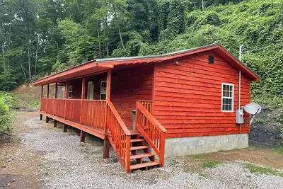 Image de Secluded Cabin with a mountain view, hot tub, full kitchen, and living room.