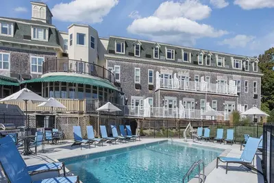 Image de 1 Bedroom Suite w/ Kitchenette near Newport, overlooking the bay! Sleeps 4