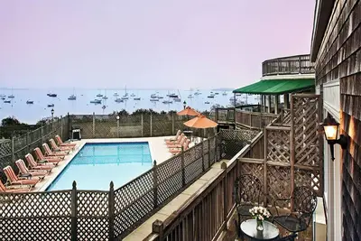 Image de 1 Bedroom Suite w/ Kitchenette, On Bay, 10 Min from Newport! Sleeps 4! !