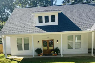 Image de New Home close to campus and The Square!