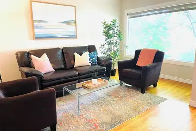 Image de Riverside 4 bdrm w 2 King beds • 10min Dt • Sleeps 8!