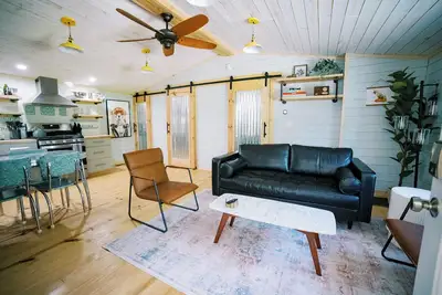 Image de Black Mtn Cottage w/ hot tub + dog friendly - 20 min to Asheville