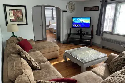 Image de New: Spacious & Convenient Hideaway! Centrally located & 10 min from airport!