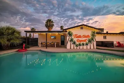 Gorgeous 4-bed home with Golf, Fire Pit, Hot-Tub & Pool!