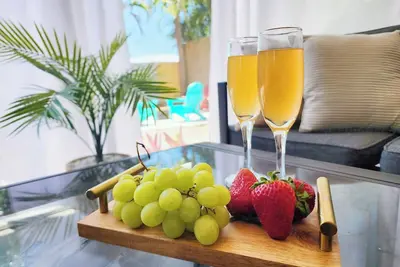 Image de Modern, Fully Renovated Home only 7 minutes from the Beach