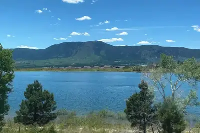 Image de 2 bed/2 bath suite w/ lake & mountain views, 10 min. from Colo. Springs & Usafa
