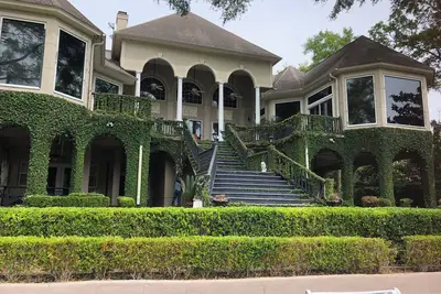 Image de Luxurious Home on the Water. Sleeps 7 on Ground Level. \n10 mins to downtown. \n