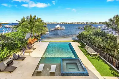 Image de Welcome to \"Once Upon a Tide\" - A magnificent waterfront home with infinity pool