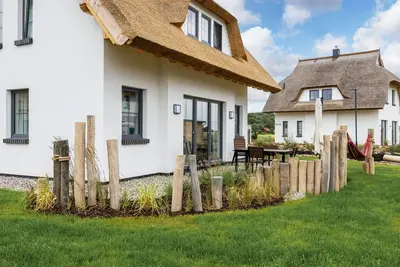 Image de Cozy thatched house near the Bodden and the Baltic Sea