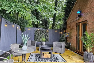 Image de Woodland romantic hideaway - but only 15 mins to city centre! \n