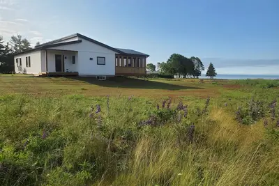 Image de Ocean front, private beach, new modern, minutes to Town, lovely quiet seclusion