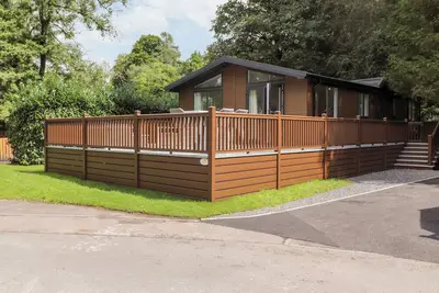 Unique Luxury Lodge, family friendly, with pool in Windermere