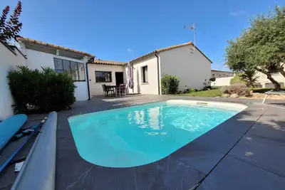 Image de Jolie maison au calme avec piscine chauffée et cuisine d'été dans un lotissement