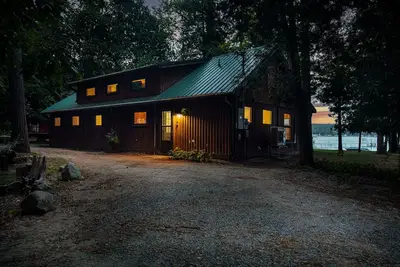 Image de Private Sandy Beach, Dock, Kayaks, Canoe & Paddleboat | Sleeps 12 | Dog Friendly