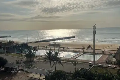 Sea View Apartment, 3 min Walk to Ushaka Marine and 1 min Walk to the Beach
