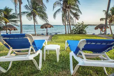 Caribbean sea front 2 Br 2 Ba - Ground Floor- Large Pool -Seaweed-Free Beach