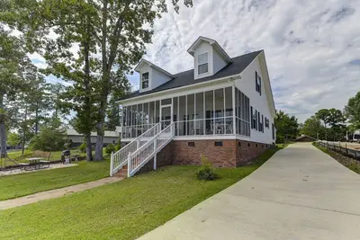 Image de Adorable Cozy Serene Lakefront Cottage w\/Private Dock, Ramp, Wi-Fi Amazing Views