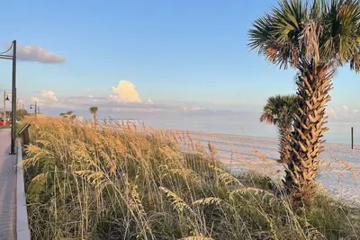 Image de 2 Bdr Condo Steps from the Beach!