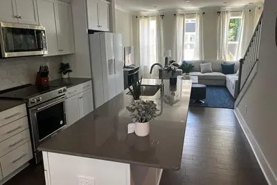 Image de 7 minutes to Bank of America stadium; 3 minutes to uptown charlotte.