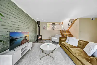 Image de Unique home surrounded by lakes in Uptown mpls!