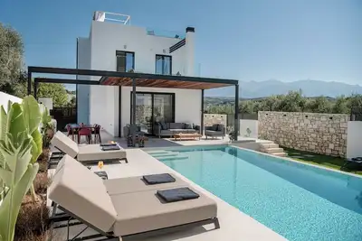 Image de Avrilia Seaside Villa, 140 Mtrs From Beach, Heated Pool, , Jacuzzi, Garden