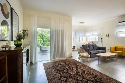 Image de Eclectic Dreams Rabin Square Apt