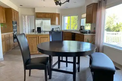 Image de Mountain View home close to hiking trails, city and main attractions.