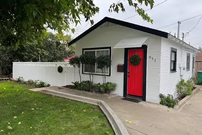 Image de Cozy little cottage W/ private yard in town