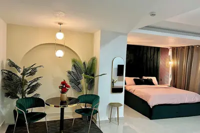 Image de Cozy studio apartment in Airport comes with a swimming pool and gym