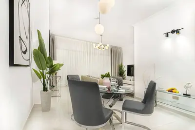 Image de Full Water View Built In Glass Windwos. Beautiful Two Bedroom apartment in Marin