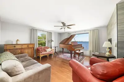 Image de Happiness Haven: Waterfront Pec House