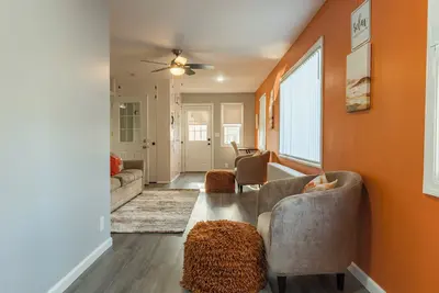 Image de Modern ~ 3 Bedroom House ~ Sleeps 8 ~ 11 mins to Hartford