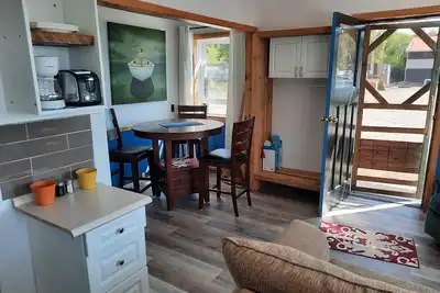 Image de One bedroom, close to everything. . . . trout lake north bay