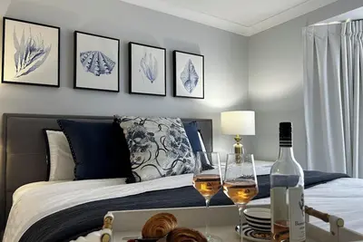 Image de Whitehaven. 5 star property!