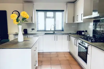 Image de 4 Bedroom Unique Bungalow Prime Location Near Ascot Racecourse Ample Parking