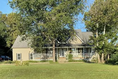 Image de Beautiful peaceful home on Lake Anna. Home includes a hot tub and pool table!