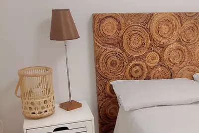 Image de Appartement très agréable et calme entouré de bars-terrasses et parking gratuit.