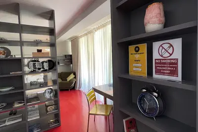 Image de An inviting apartment in city center letting you access anywhere in the city.
