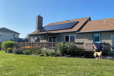 Image de Spacious beach house with front and back yards, short walk to Scarborough beach