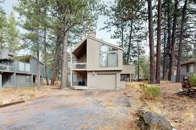 Image de Charming home with fireplace, hot tub, WiFi, Sharc access, bikes