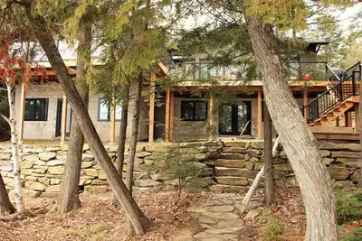 Image de Exquisite designer cottage on sand beach on Kennisis Lake!