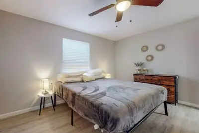 Image de ⟫Dog Run & Courtyard 2 Bedroom Apt w/King Bed W&D