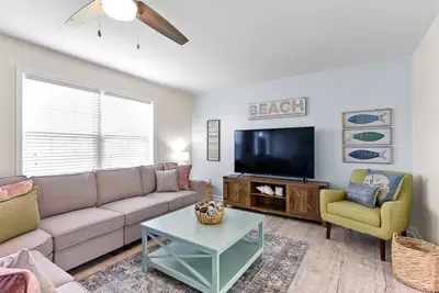 Image de Clean and newly renovated, pool, and large yard. Your summer escape awaits! !
