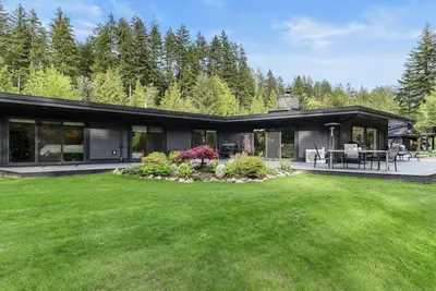 Image de Stunning waterfront getaway! Luxury home on acreage, natures paradise