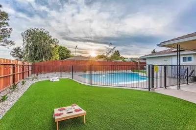 Image de Fresno State 4br/2ba+Private Pool +Game Room+ Gym!