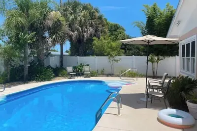 Image de Beautiful Coastal Beach Home - 2 min walk to Beach- 4 bedroom 3 bath 2 masters! \n