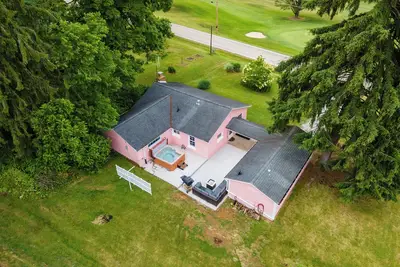 Image de Corky's - Sleeps 8/Hot tub/Golf views in the heart of Mohican State Park!