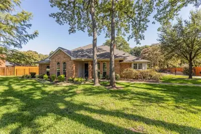 Image de Five bedroom & three bathroom. 69 acres with hot tube seats 8. 12 miles from Dfw
