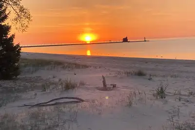 Image de R&S Lakeside Cottage  Beautiful Large Sand Beach Door County Limestone Fireplace