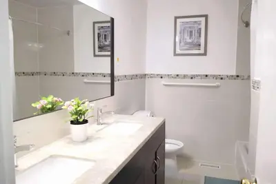 Image de A semi-detached house in North York with a 7 minute drive from finch station